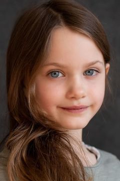 Caoilinn Springall interpreta Young Girl