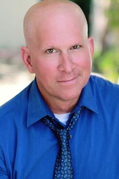 Stephen R. Peluso interpreta Paramedic (uncredited)