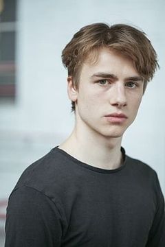 Paul Beaurepaire interpreta Lucas (18 ans)