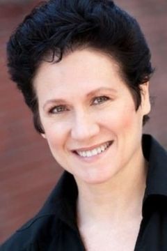 Valerie Leonard interpreta Jewelry Sales Associate