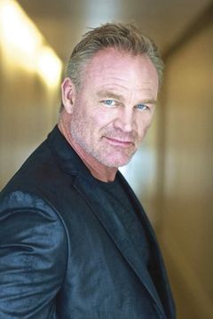 Brian Bosworth interpreta Guard Garner