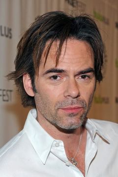 Billy Burke interpreta Vince Leone