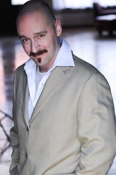Todd Gillenardo interpreta Michael Hurt