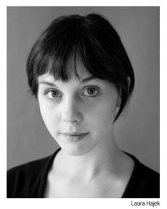 Laura Hajek interpreta Anna