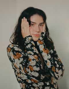 Eva Victor interpreta Rian