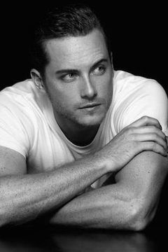 Jesse Lee Soffer interpreta Jay Halstead