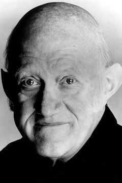 Nicholas Smith interpreta Reverend Clement Hedges (voice)
