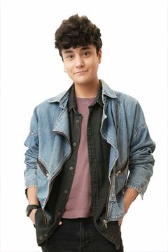 Kenai White interpreta María