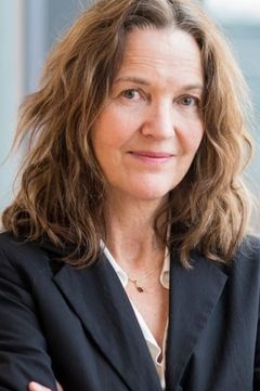 Irina Eidsvold Tøien interpreta Biology Professor