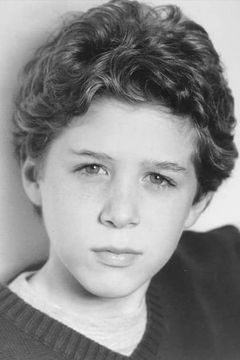 Gideon Jacobs interpreta Young Joe Fox (uncredited)