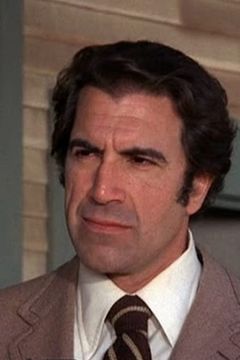 Vincent Beck interpreta Officer Leary