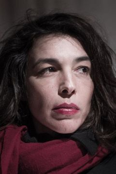 Cécile Guilbert interpreta Romane Attia