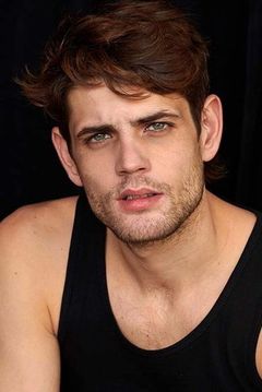 Alberto Olmo interpreta Arón