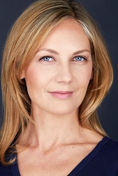 Sarah Cleveland interpreta Yoga Instructor