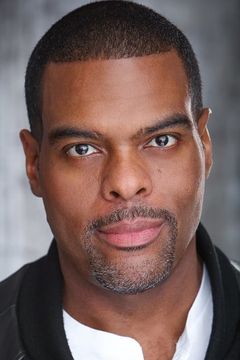 Troy Winbush interpreta Roland Auburn