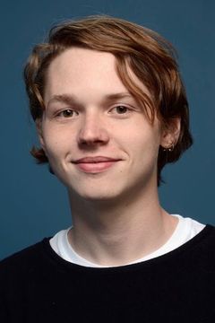Jack Kilmer interpreta Jim Randall / Prisoner 4325