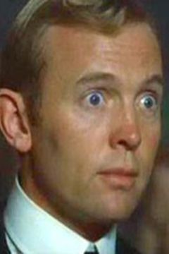 Laurence Richardson interpreta Wedding Guest (uncredited)