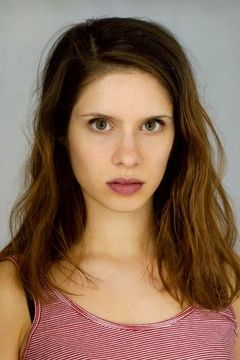 Daphne Patakia interpreta Nadine