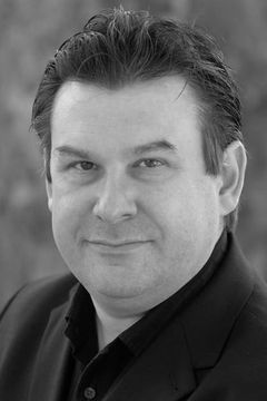 Paul Putner interpreta Zombie (uncredited)