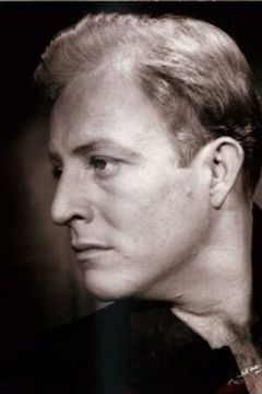 Simon Scott interpreta Lt. Hollis