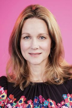 Laura Linney interpreta Claire Lohman