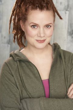 Kara Ortiz interpreta Real Estate Assistant