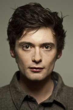 Owen Drake interpreta Josh