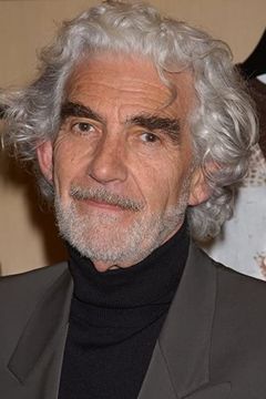 Charles Keating interpreta Klingman