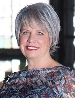 Hope Hanafin interpreta Jeanett