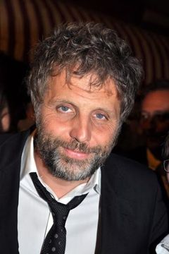 Stéphane Guillon interpreta Docteur Alain Rougemont.