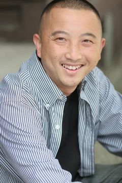 Elvis Thao interpreta Hmong Gangbanger