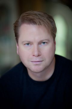 Andrew Simms interpreta Roger Skinner