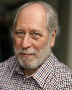 Alan Charlesworth interpreta Cardinal Roger