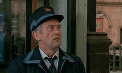 John Bardon interpreta Labour Party Canvasser