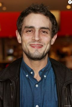 Benjamin Siksou interpreta Adrien Leroy