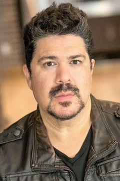 Carlos Antonio interpreta Uniformed Guard