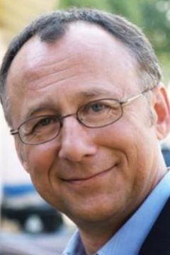 Gregory Wagrowski interpreta Assistant Director