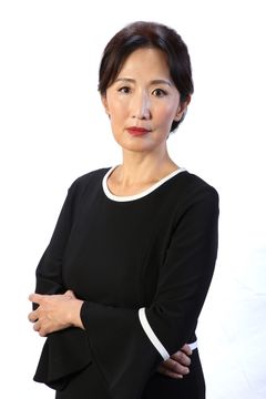 Joy Sung Kim interpreta Mrs. Lin