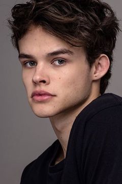 Curran Walters interpreta Matt