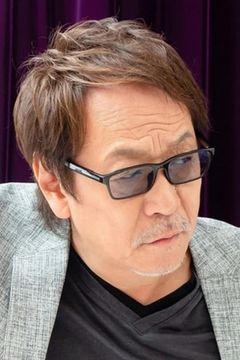 Kenyu Horiuchi interpreta Hakurei de Altar / Dohko de Libra / Mestre Ancião / Grande Mestre / Sage