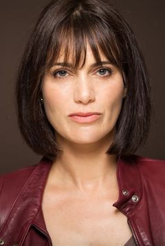 Caroline Amiguet interpreta French Audio Instructor
