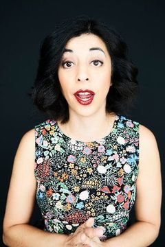Paloma Nuñez interpreta Garabedian's Receptionist