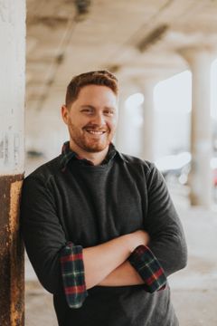 Ryan Michael Busch interpreta Dustin DeFord