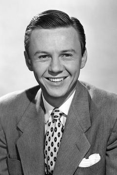 Jimmy Lydon interpreta Pierre d'Arc, Joan's younger brother