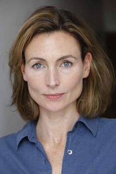 Annabel Mullion interpreta Flight Attendant