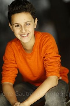 Anton Gillis-Adelman interpreta Charlie Hamilton