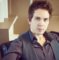 Matthew Stefanson interpreta Sales Clerk