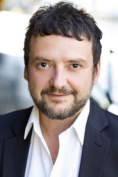 Paul Casar interpreta Intrigued Boyar