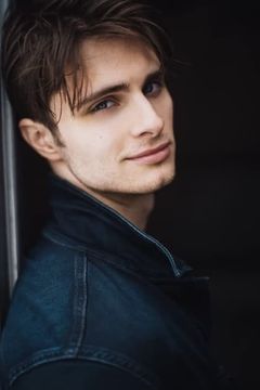 Alec Nevin interpreta Peyton Brown