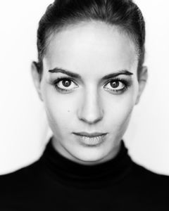 Antonia Desplat interpreta Dvora
